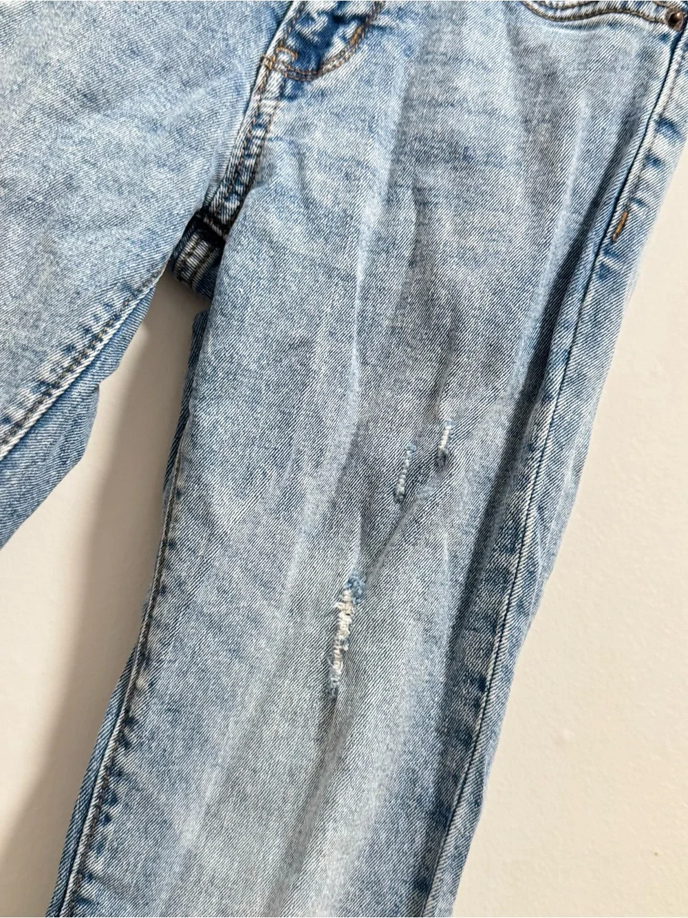 Old Navy , Boys/Girls Light Wash Distressed Straight Leg Jeans Size 10